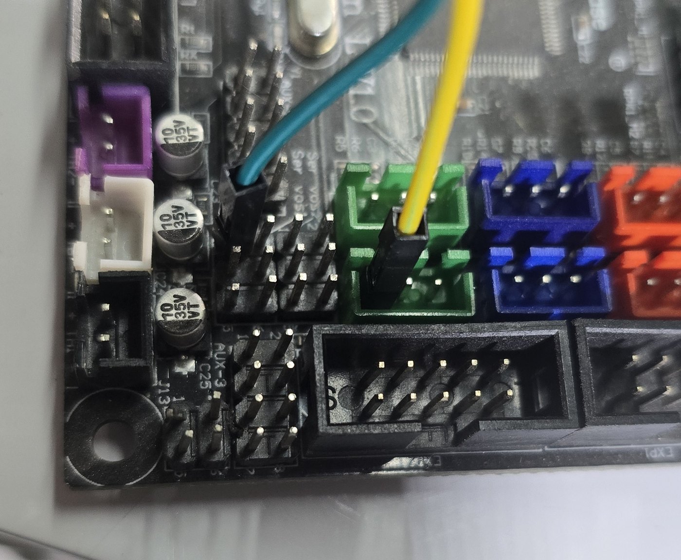 MKS Gen L con los dos Dupont llegando: el amarillo al pin de señal del conector Z+ (D19) y el verde al pin de señal del header SERVOS (D11)