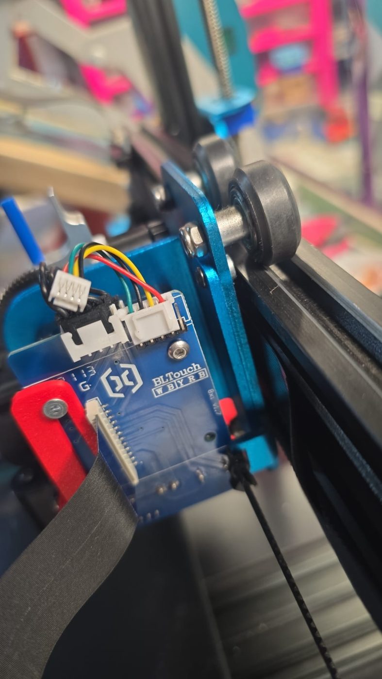 Los cuatro hilos del palpador conectados al header BLTouch de la placa del extrusor