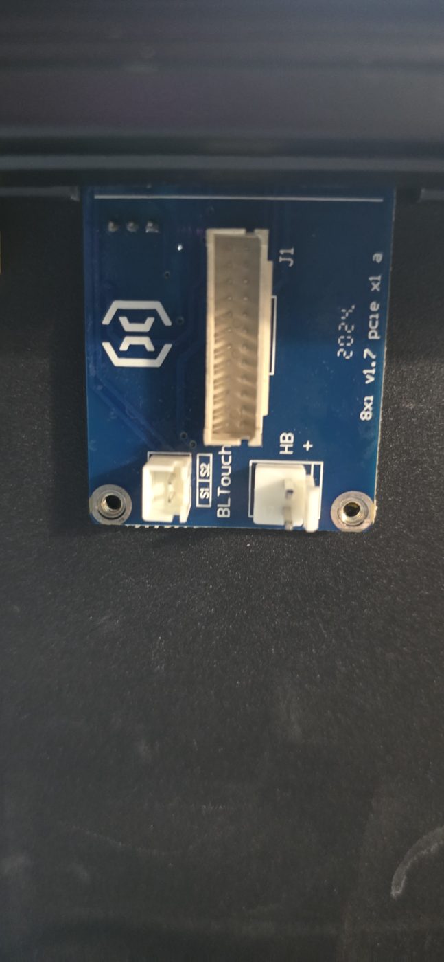 Placa de junción Z 8x1 v1.7 con el conector rígido J1, el header S1 S2 BLTouch y el HB