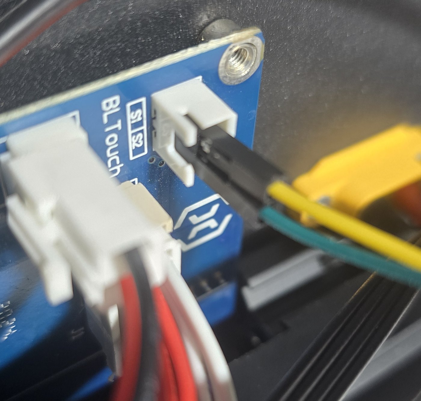 Placa de junción Z con los dos cables Dupont, verde y amarillo, pinchados en los pines S1 y S2