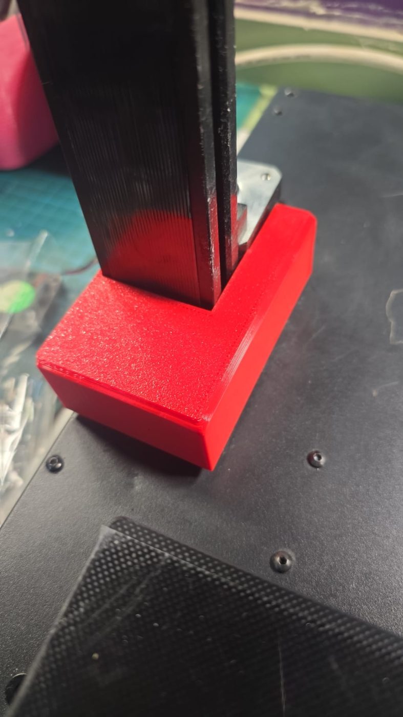 La tapa impresa puesta sobre el conector de la placa Z