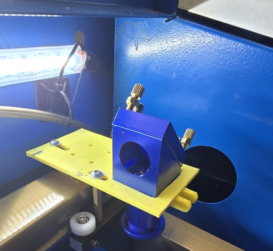 Cabezal de aluminio azul con el espejo 3 y el tubo de la lente, sobre una placa impresa amarilla