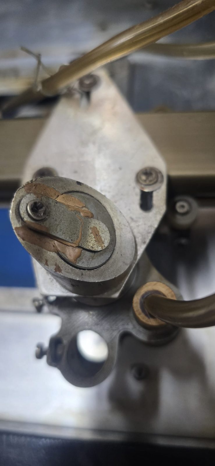 Cabezal antiguo de aluminio sin pintar visto desde arriba, con restos de cinta de carrocero quemada en la entrada del espejo 3