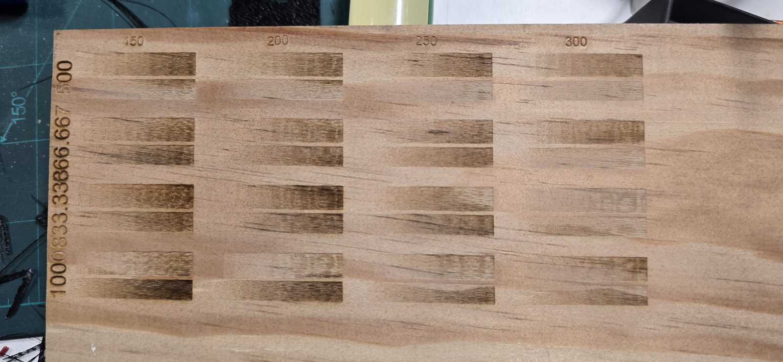 Tabla de pino con la segunda matriz de grabado de foto: 16 degradados de 150 a 300 mm/s y de 500 a 1000 ppi