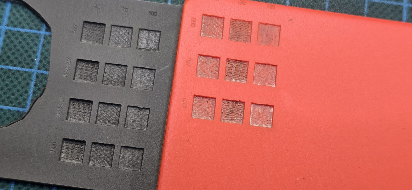 Goma gris y goma naranja lado a lado, ya lavadas, con sus matrices de grabado