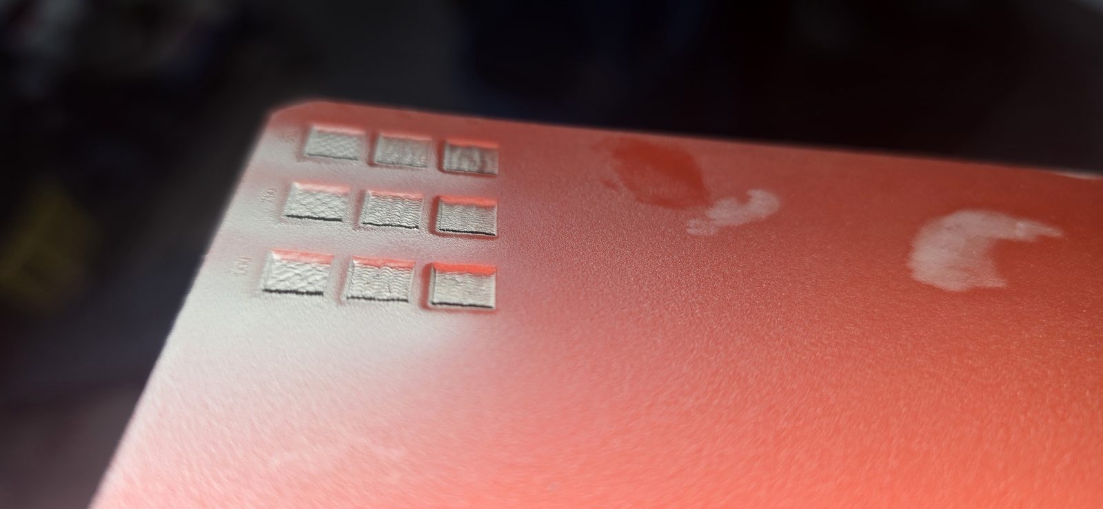 Goma naranja de 3 mm con la matriz de grabado recién hecha, cubierta de polvo blanco