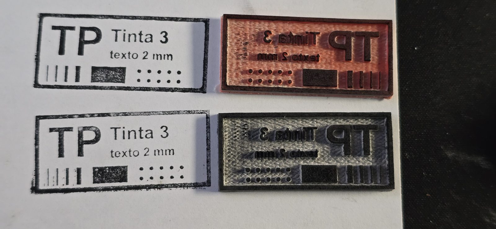 Estampados en papel de la plaquita de prueba en goma naranja y en goma gris, junto a los dos sellos