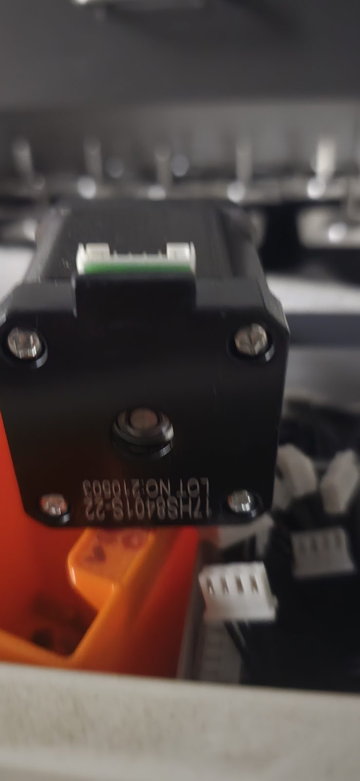 Cara frontal de un motor NEMA17 con la referencia 17HS8401S-22 grabada