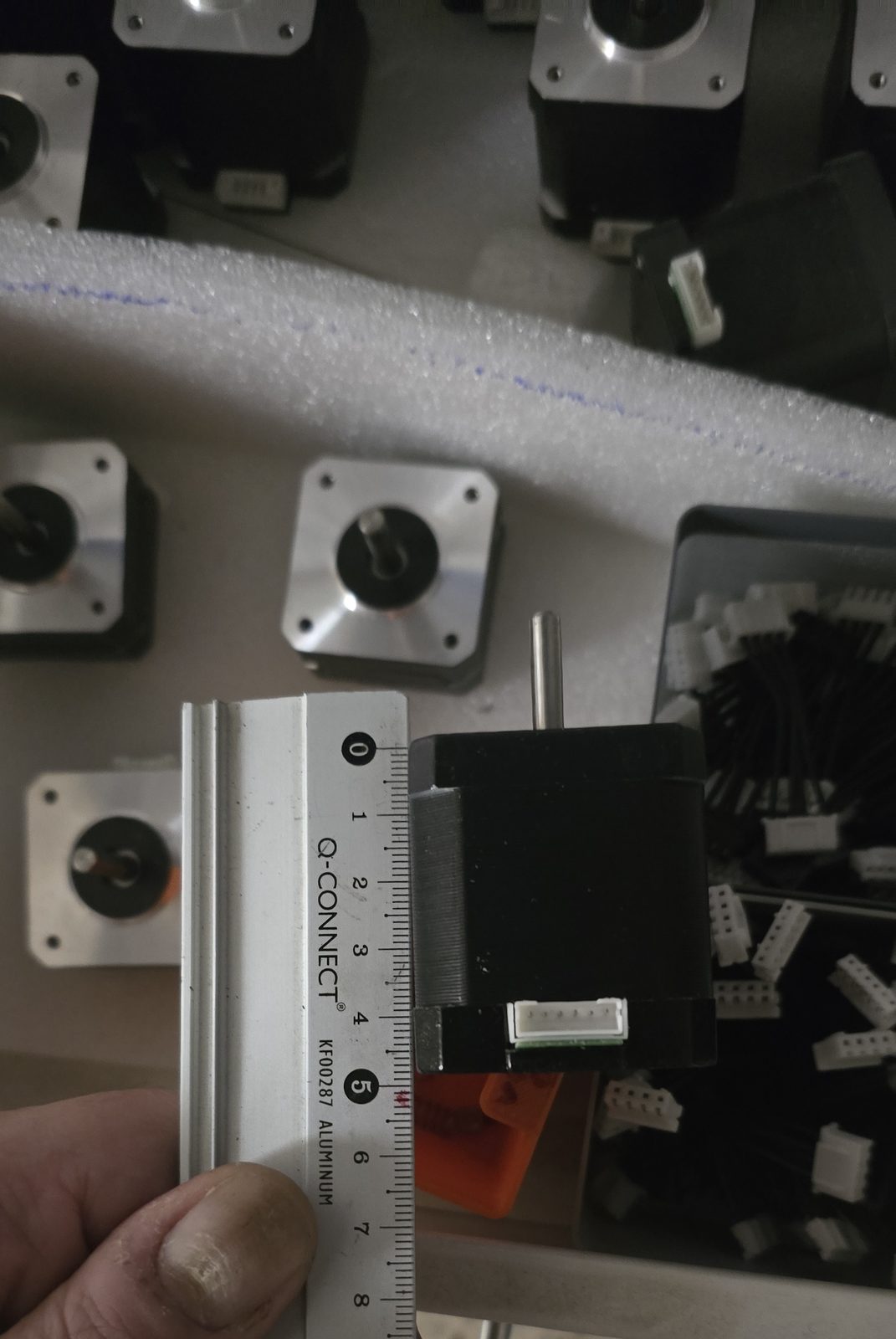 Motor NEMA17 de lado junto a una regla: el cuerpo mide algo menos de 5 cm