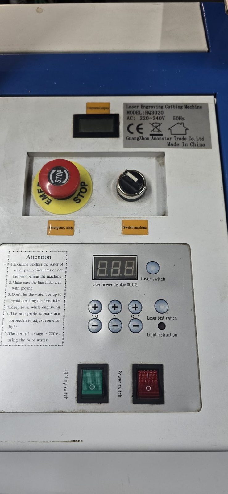 Panel de mando de serie de la K40: display de temperatura, seta de emergencia, selector de máquina, display de potencia de tres dígitos con pulsadores y dos interruptores basculantes