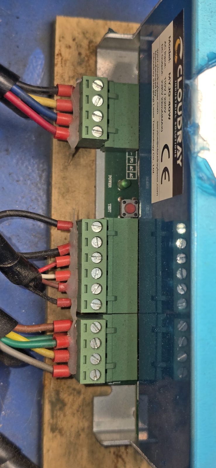 Los tres bloques de bornes de la fuente cableados, con el LED POWER verde encendido