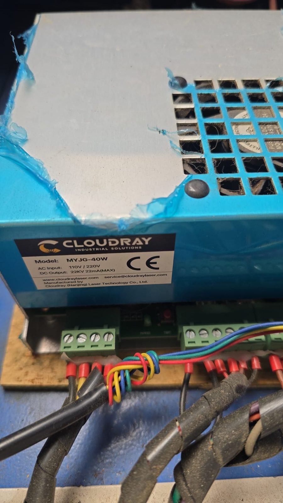 Fuente Cloudray MYJG-40W azul con su etiqueta y los bloques de bornes verdes debajo
