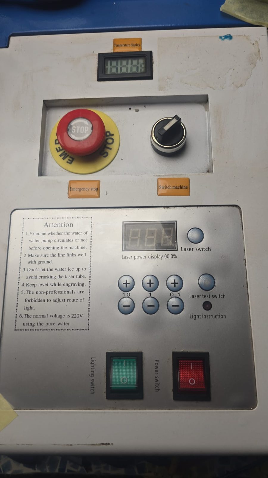 Panel frontal de la K40: display de temperatura, seta de emergencia, selector, display de potencia, botones más y menos, Laser switch, Laser test switch e interruptores