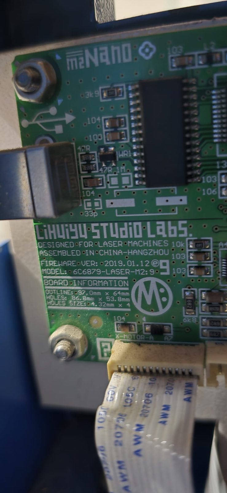 Placa m2Nano de Lihuiyu Studio Labs con el conector USB y el cable plano