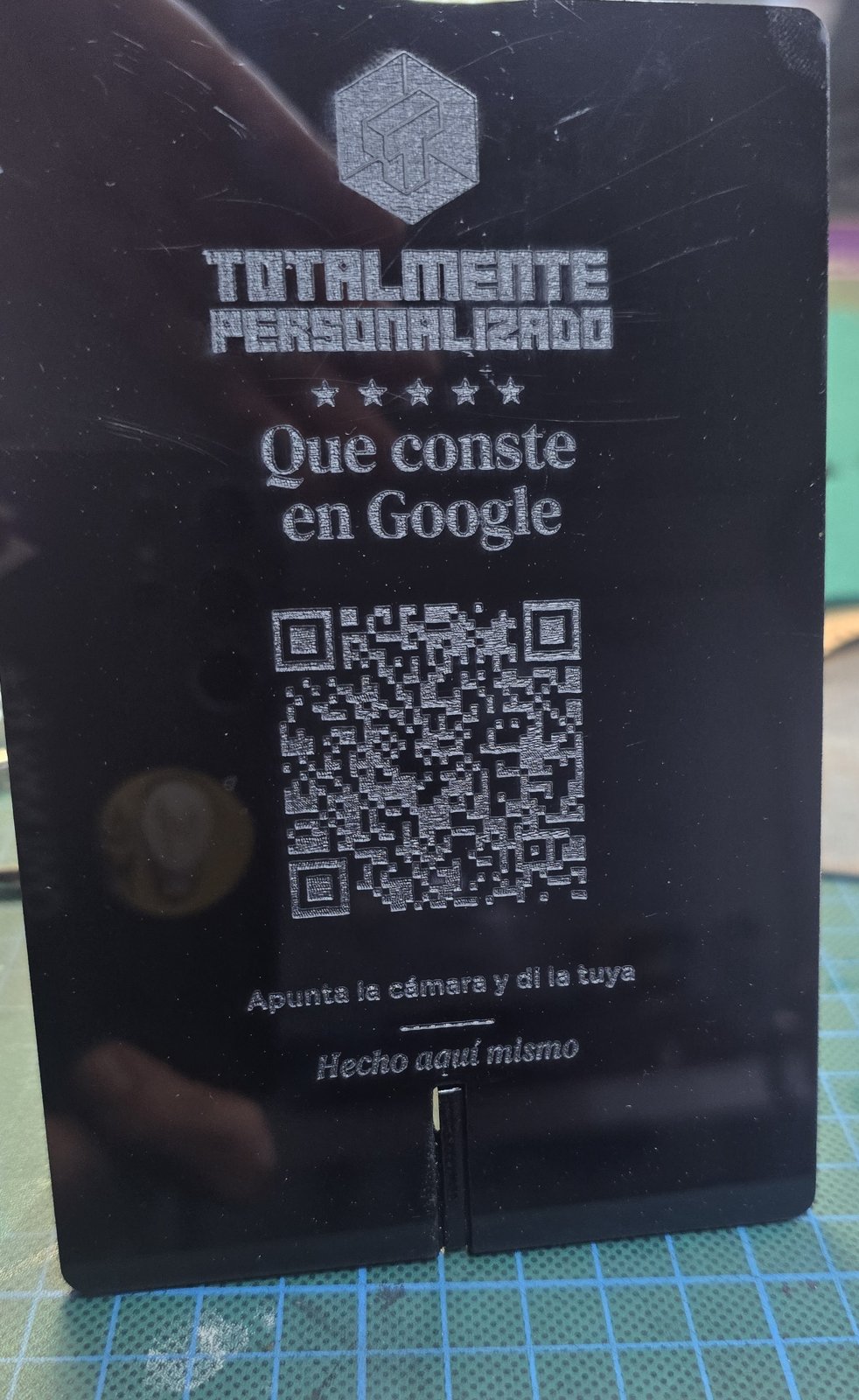 Frontal de metacrilato negro de 3 mm grabado y cortado tras limpiar la óptica