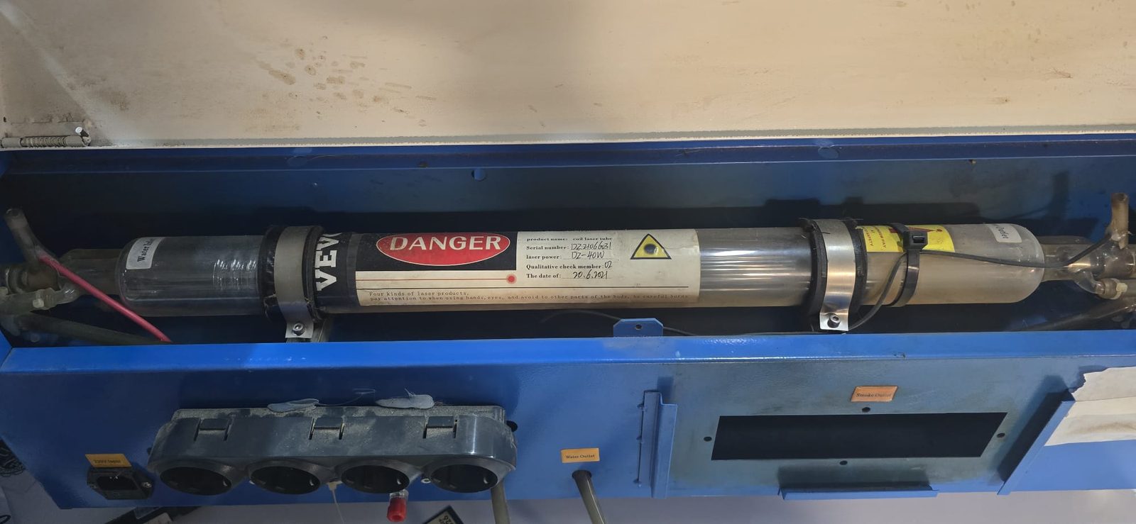 Tubo de CO2 de vidrio con la etiqueta DANGER, montado en la bahía trasera de la K40